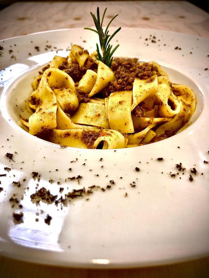 B&B Il Vicolo คาปราโรลา ภายนอก รูปภาพ